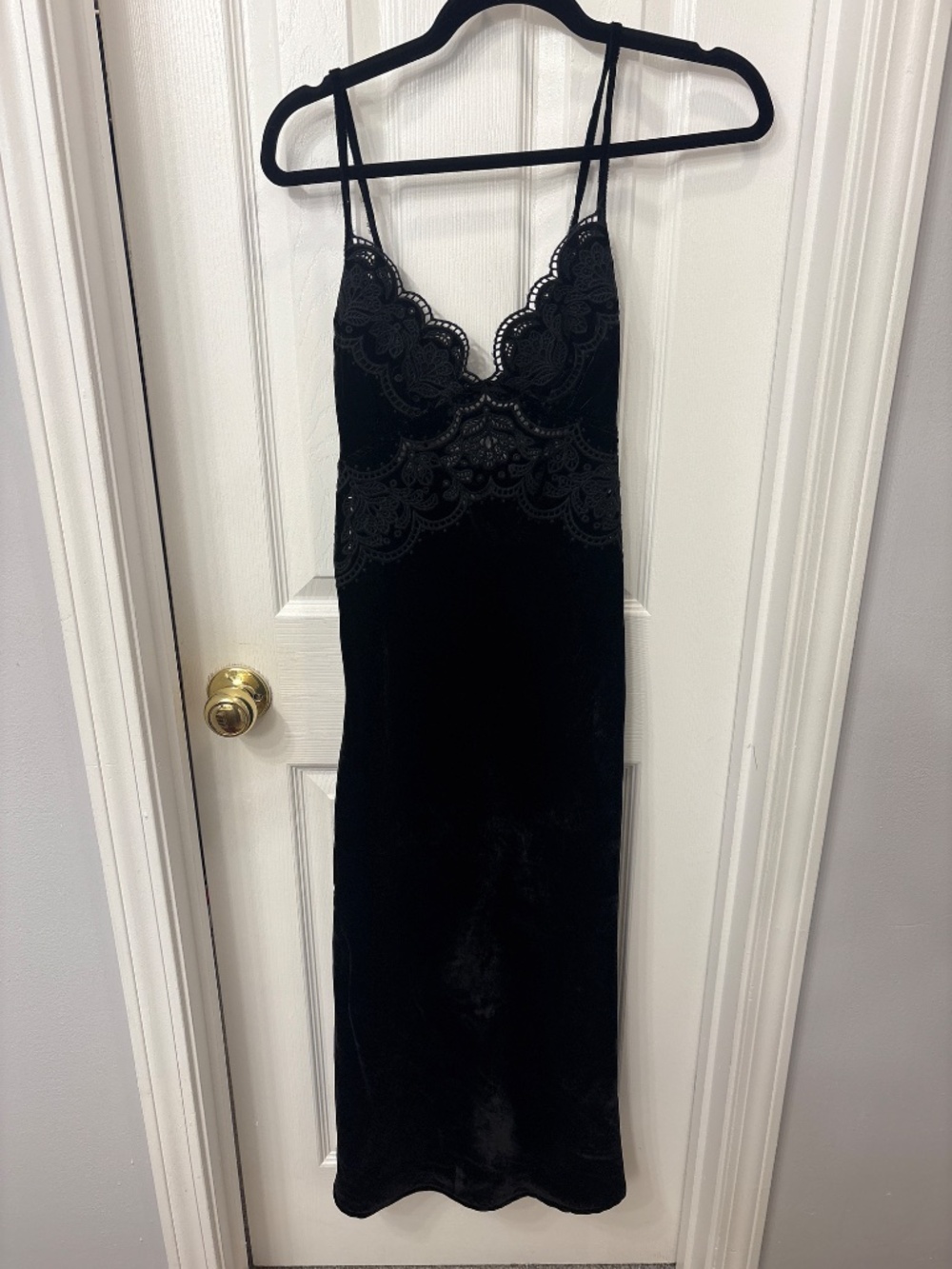 FARM RIO BLACK RICHELIEU VELVET SLIP DRESS - Picture 2 of 8
